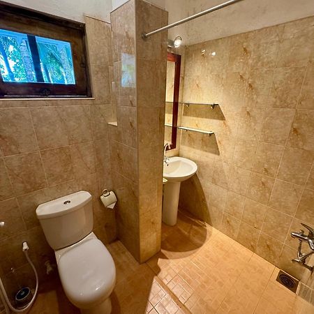 Brinkhouse Guesthouse , Unawatuna Beach Экстерьер фото