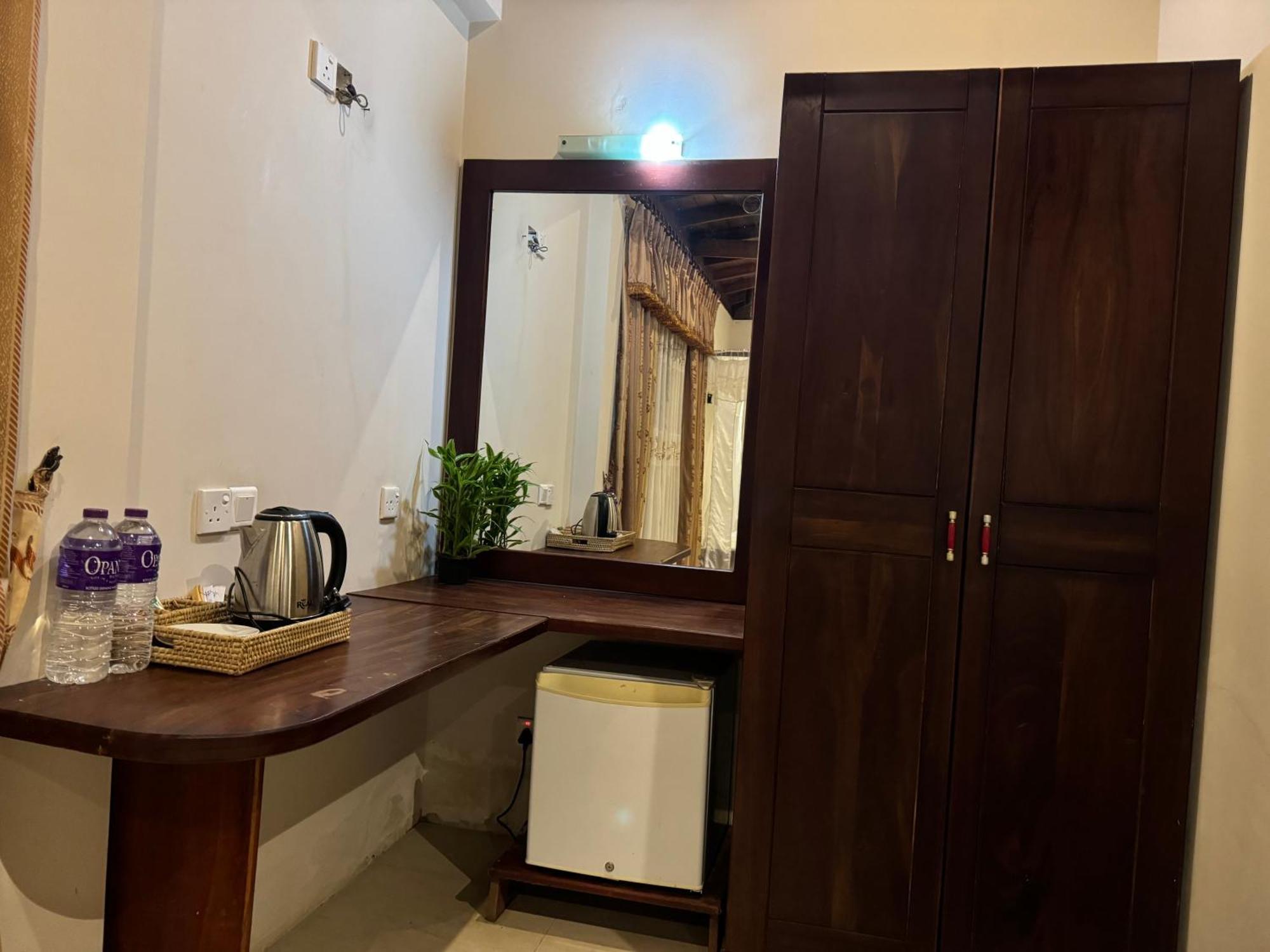 Brinkhouse Guesthouse , Unawatuna Beach Экстерьер фото